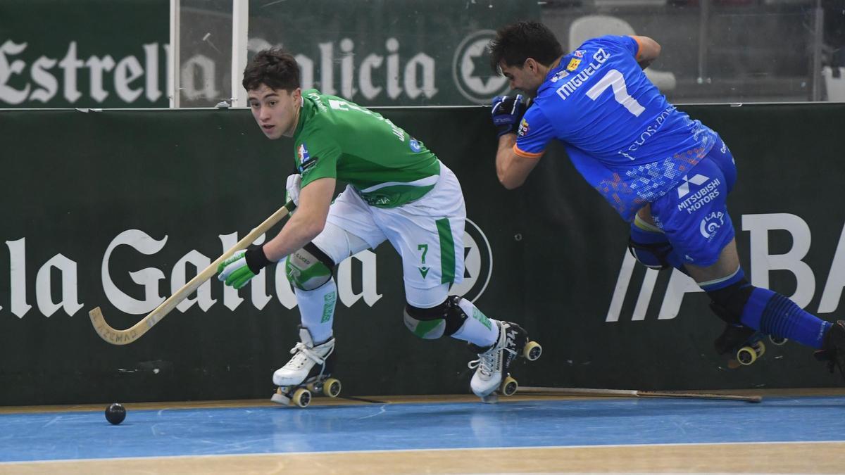 Jacobo Copa se va del 'Chino' Miguélez en el partido de OK Liga en Riazor.