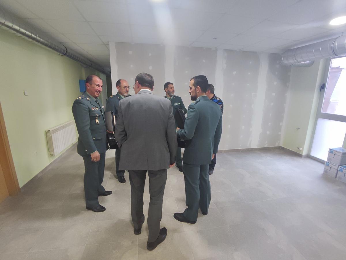 Ángel Blanco conversando con mandos de la Guardia Civil y de la Policía Local tras la Junta de Seguridad.