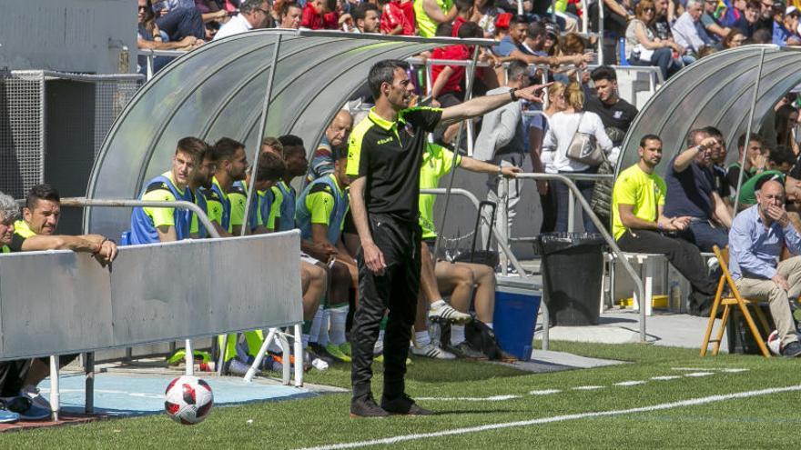 Pelegrín da indicaciones durante el partido del Ilicitano contra el Jove Español.