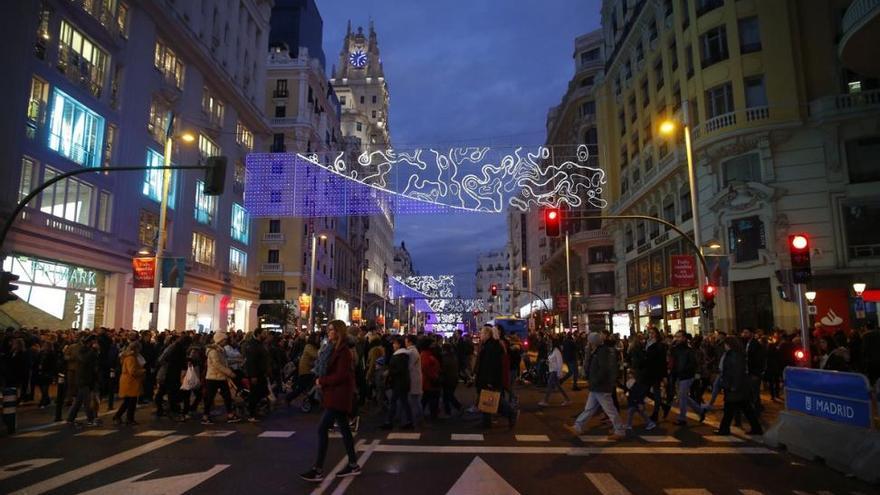 Carmena defiende una Gran Vía peatonal: seis de cada diez personas que pasean acaban comprando