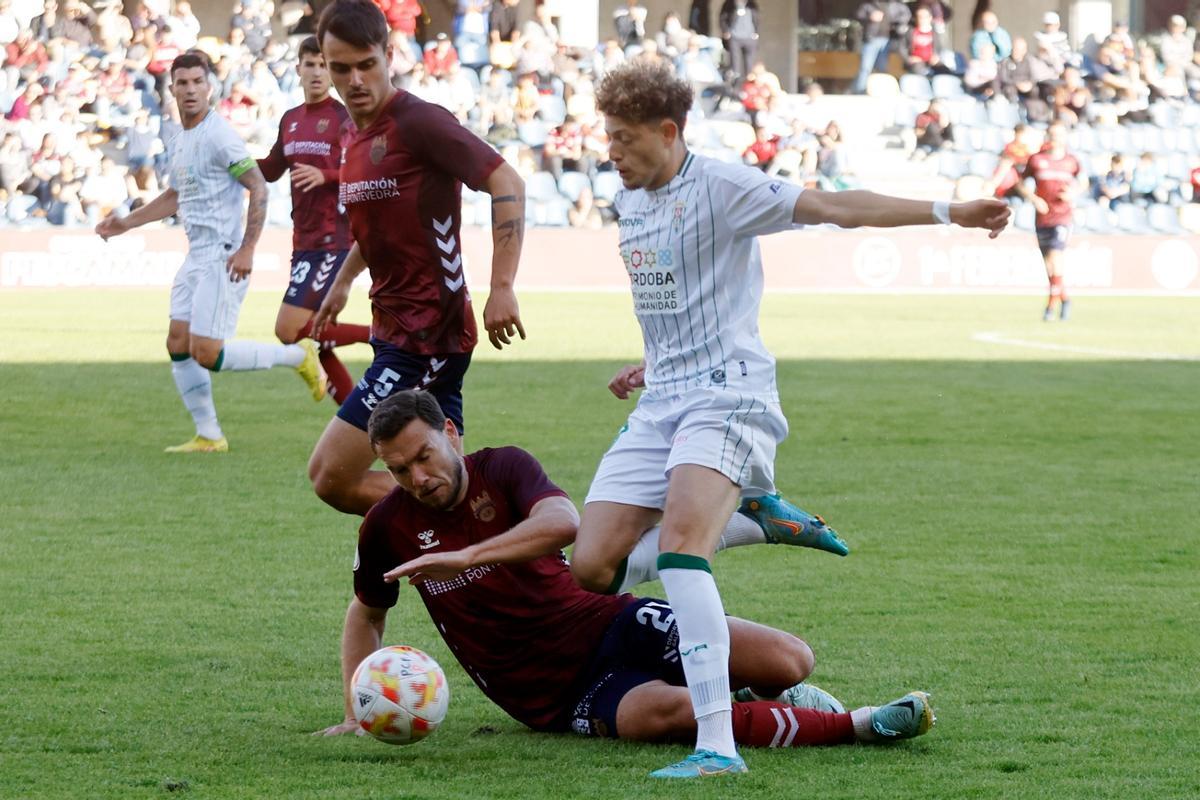 Simo supera a Seoane durante una acción del partido entre el Córdoba CF y el Pontevedra.