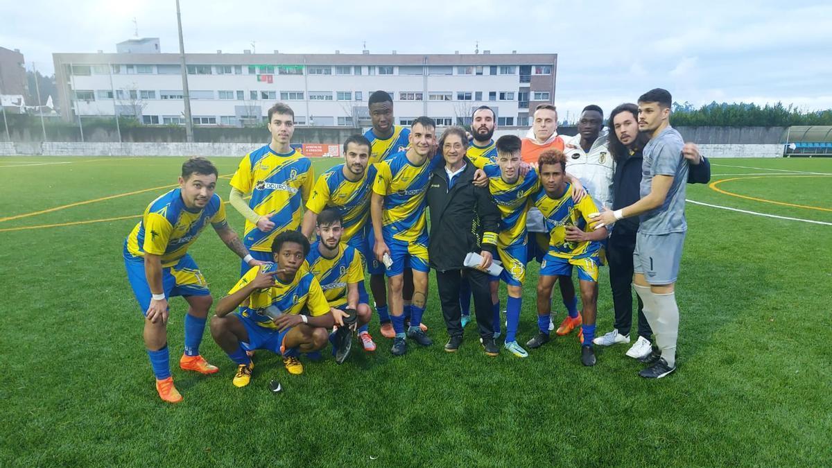 Xisco Bonnín, en el centro con chandal, posa con el Sobrado portugués.