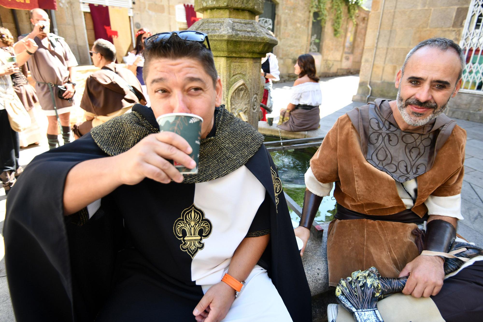 Cortesanos, bufones, damas y caballeros celebran el retorno de su señor: la Feira Franca anima Pontevedra