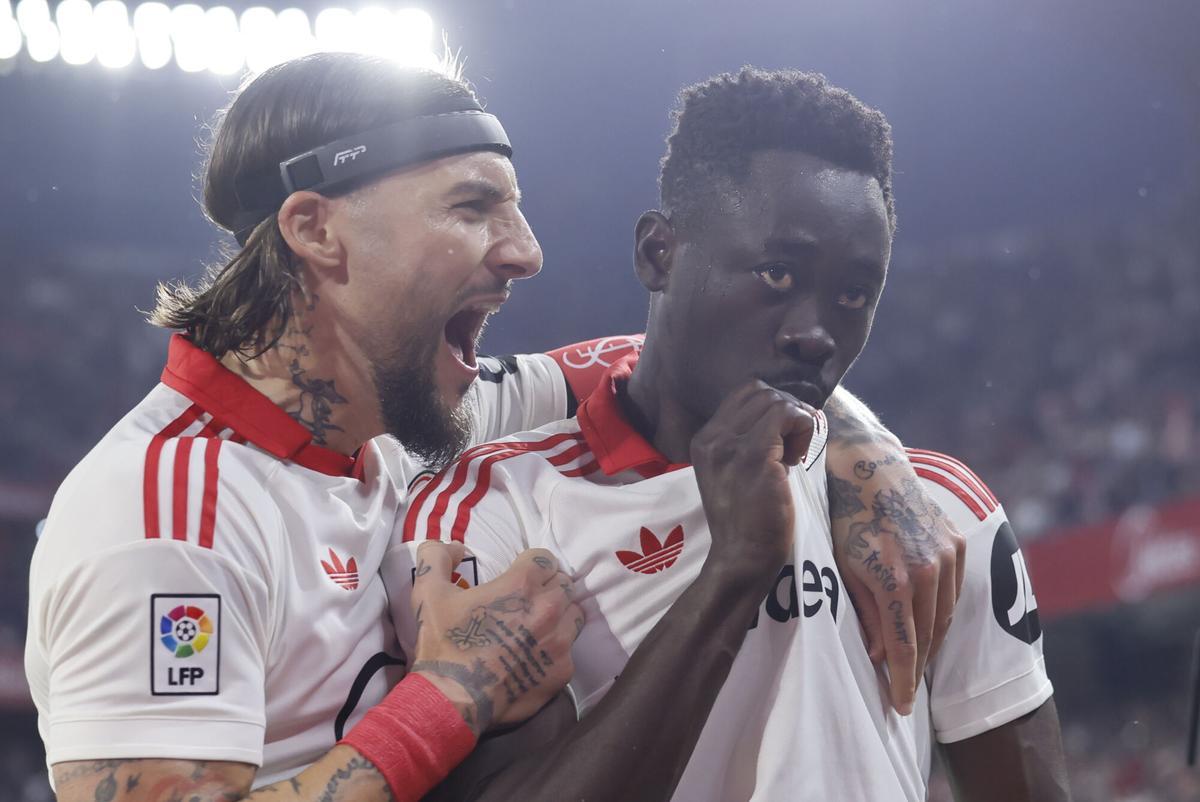 SEVILLA, 11/04/2026.- El delantero del Sevilla Akor Adams (d) celebra tras marcar el 1-0, durante el partido de LaLiga de fútbol que Sevilla FC y Atlético de Madrid disputan este sábado en estadio Ramón Sánchez-Pizjuán. EFE/José Manuel Vidal