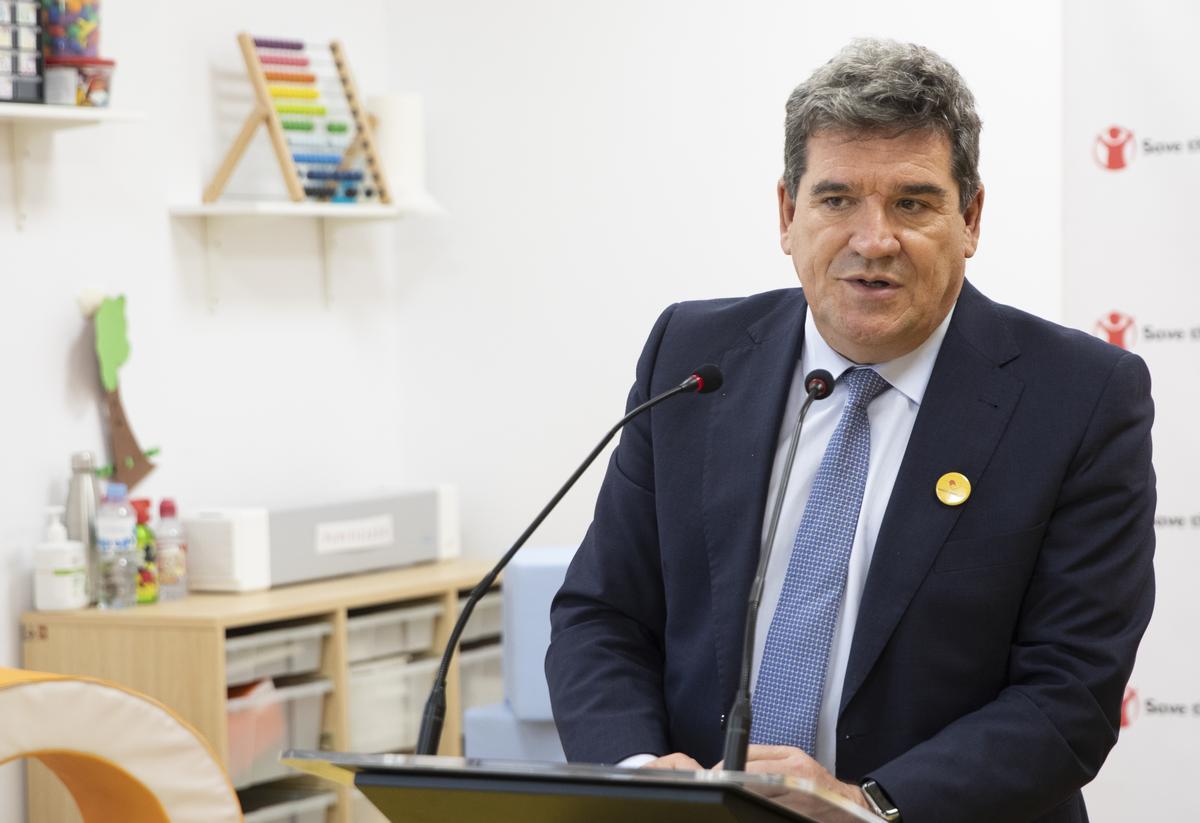 El ministro de Inclusión, José Luis Escrivá, durante una visita la semana pasada a un centro de Save the Children en Sevilla