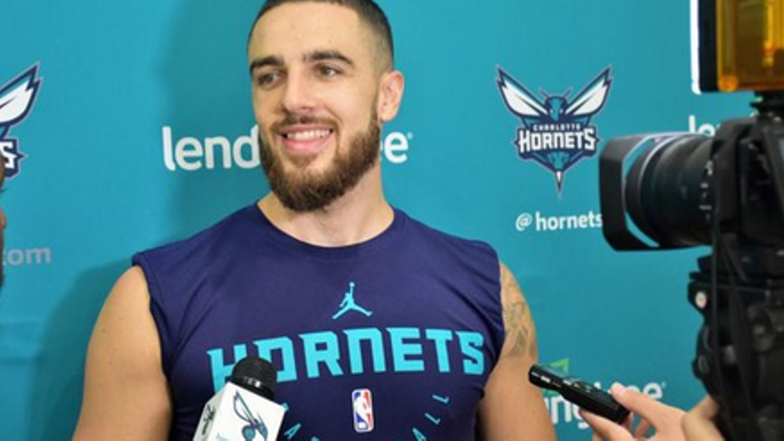 Francis Alonso, con los Hornets.