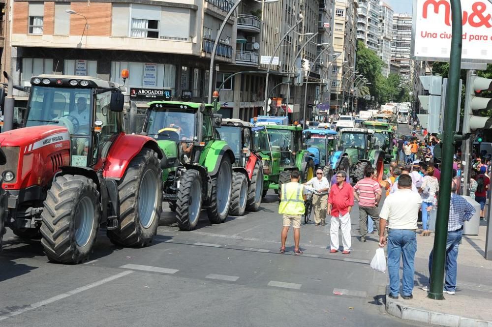 La Gran Vía de Murcia, paralizada por los agricultores