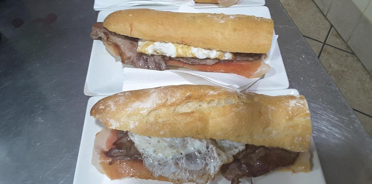 El "Superhéroe" del Gin, uno de los bocadillos típicos de la Pobla de Vallbona.