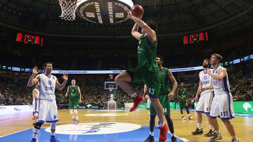 Carlos Suárez, de nuevo el mejor del Unicaja, anotó los cuatro tiros de dos que lanzó.