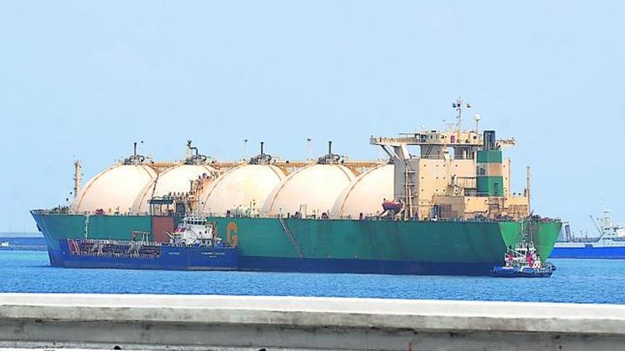 Barco gasero aprovisionándose de combustible en el Puerto de La Luz. | juan carlos castro