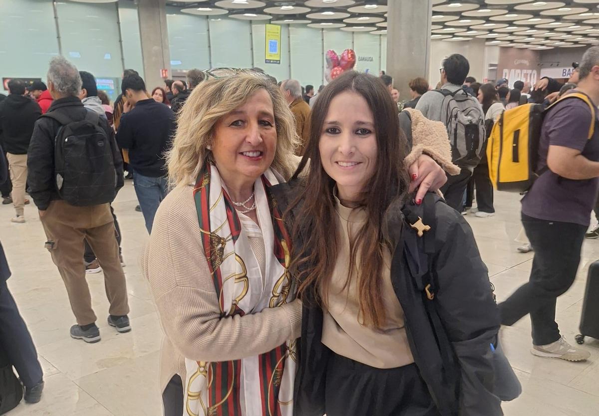 Cristina Cienfuegos, junto a su madre en el Aeropuerto madrileño.