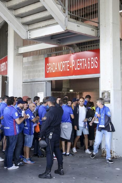 Llegada de los aficionados del Oviedo a El Molinón para presenciar el derbi