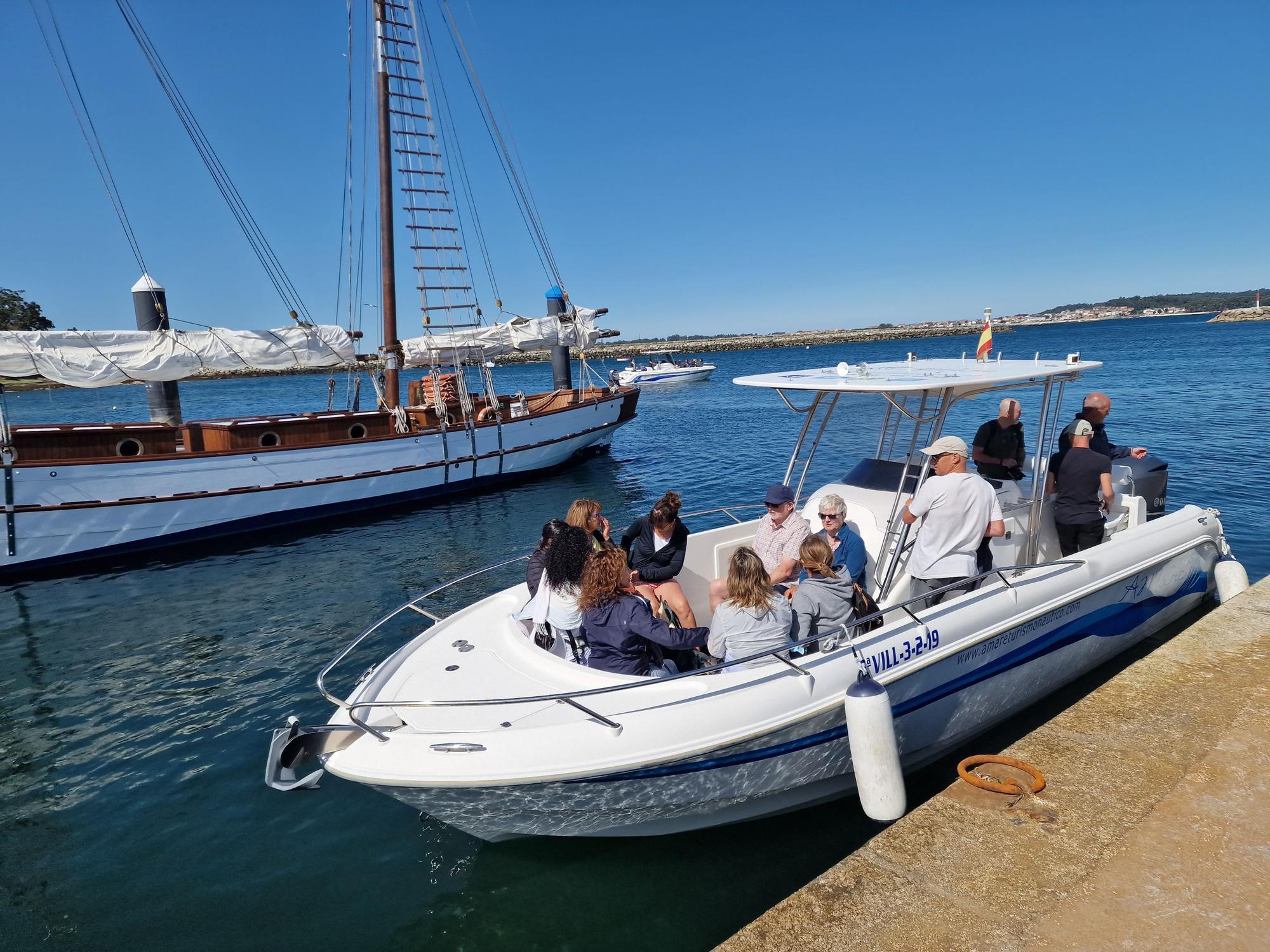 Peregrinos extranjeros que embarcaron en Vilanova para hacer la Ruta Xacobea hacia Pontecesures.