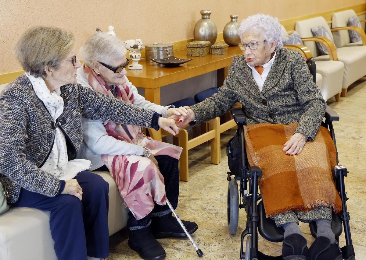 Nonagenarias residentes saludan a su compañera Carmen, a punto de cumplir 104 años, en Doraresidencias (Mos)