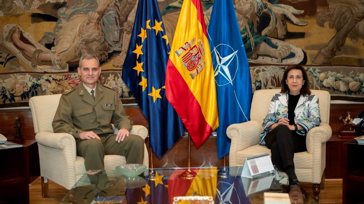 El general de División del Ejército de Tierra, Aroldo Lázaro Sáenz, y la ministra de Defensa, Margarita Robles.