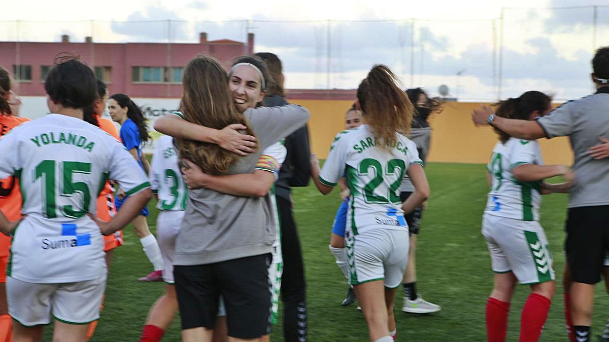 Las jugadoras del Elche celebran el ascenso al final del partido. | JESÚS PERAL