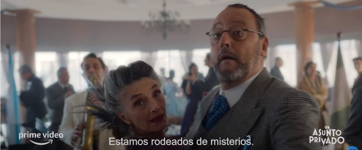 Doña Asunción (Ángela Molina) y Héctor (Jean Renó) en el salón regio del Real Club Náutico de Vigo.