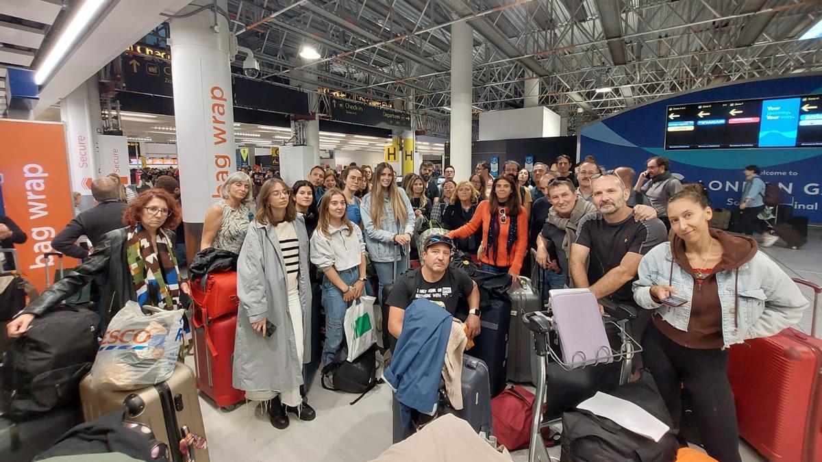 Un grupo de valencianos y valencianas en el Aeropuerto Internacional de Bournemouth.