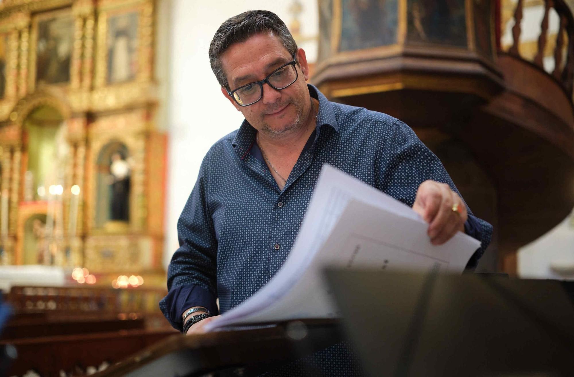 Preparativos de la Semana Santa en la parroquia de San Francisco de Asís, en Santa Cruz