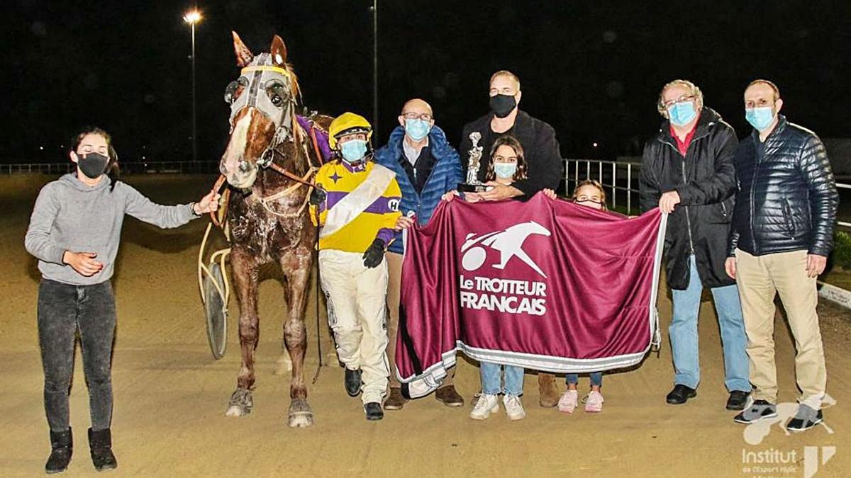 Pilar Estelrich, junto a Variuso du Bouffey en la entrega del trofeo del ‘Trotador Francés’