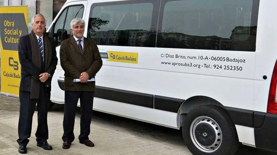 La Fundación Caja de Badajoz dona una furgoneta adaptada de nueve plazas a Aprosuba 3