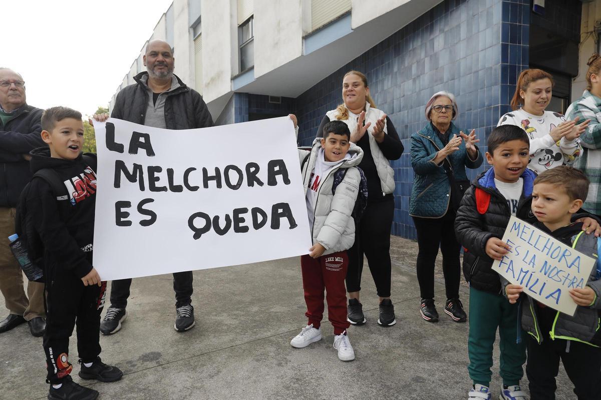 Concentració per donar suport a la directora destituïda del col·legi Sagrada Família de Girona