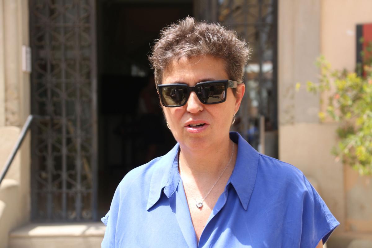 La abogada Carmen Pérez-Pozo Toledano, junto a vecinos afectados por el socavón del Putxet, este julio al salir de una reunión informativa