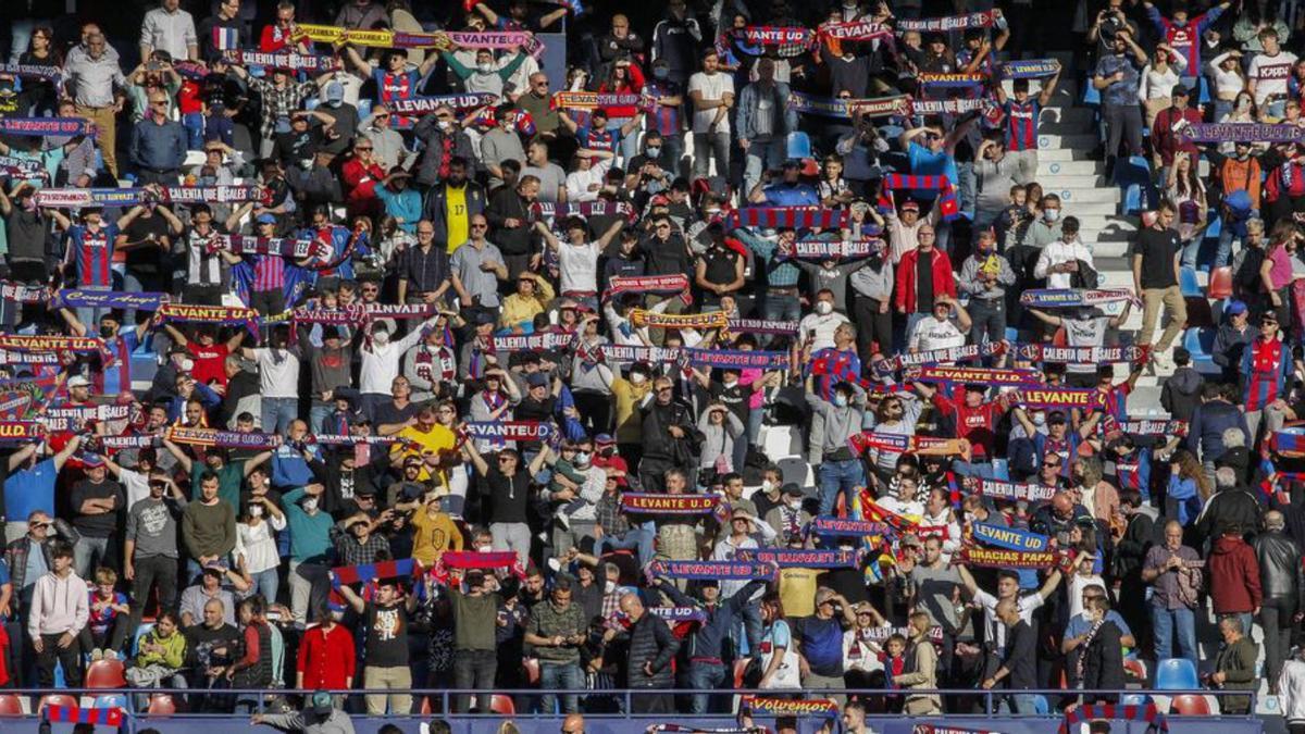 La afición llenó el Ciutat ante el Sevilla y volverán a hacerlo contra la Real.  | F. CALABUIG