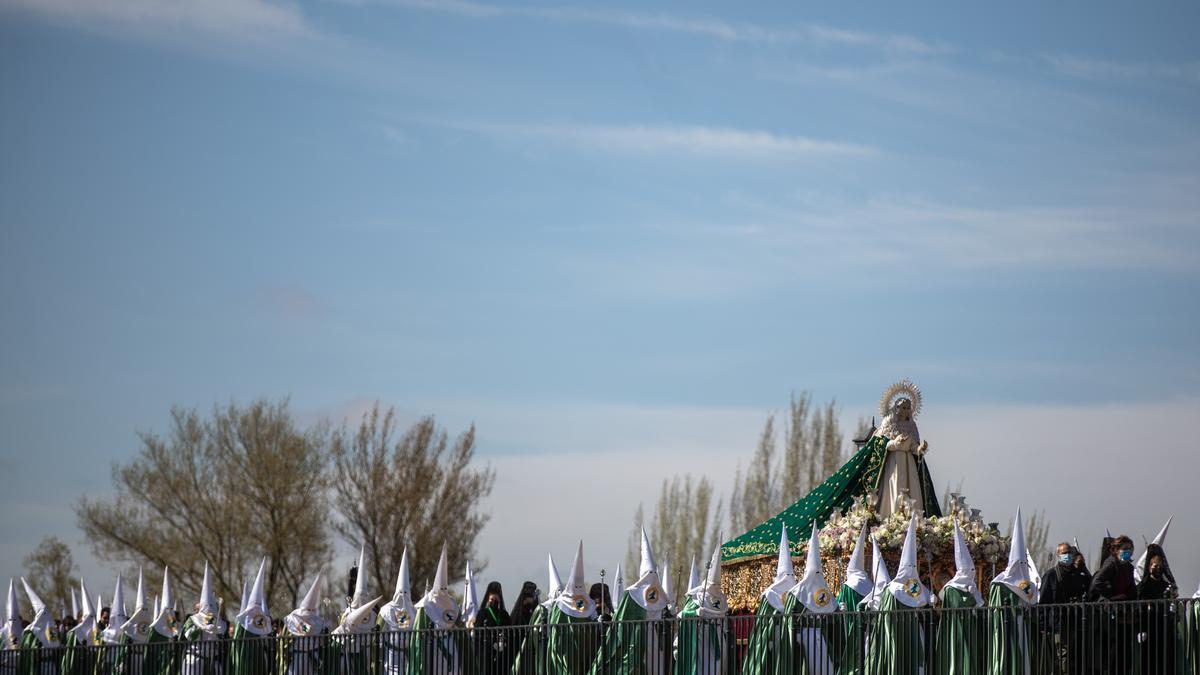 La Virgen de la Esperanza cruza el Duero hacia la ciudad.