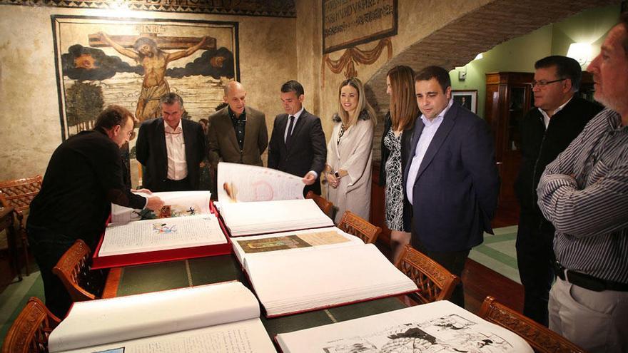 El alcalde de Marbella, José Bernal, ojea un ejemplar de &#039;El Quijote manuscrito&#039;, junto a la delegada de Educación, Patricia Alba, y el edil de OSP Manuel Osorio.