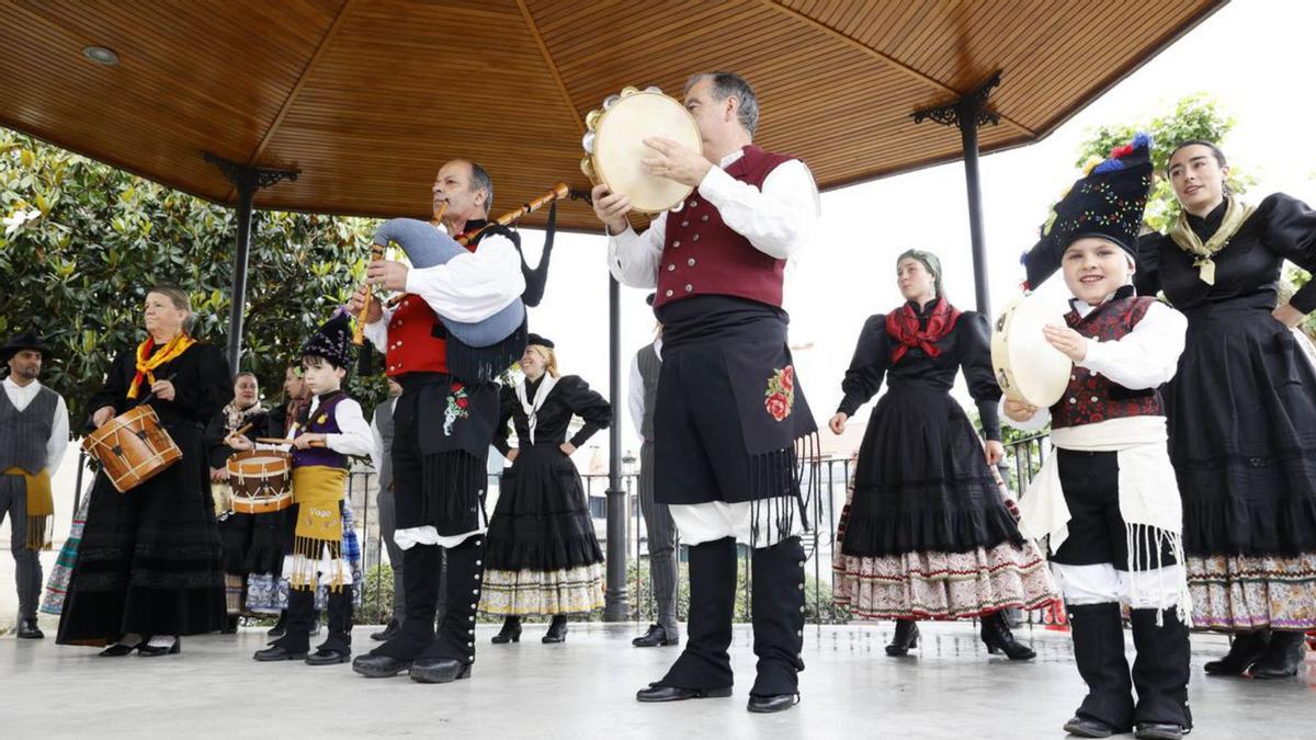 Actuación da Asociación Folclórica Corisco na Alameda de Bouzas. | ALBA VILLAR