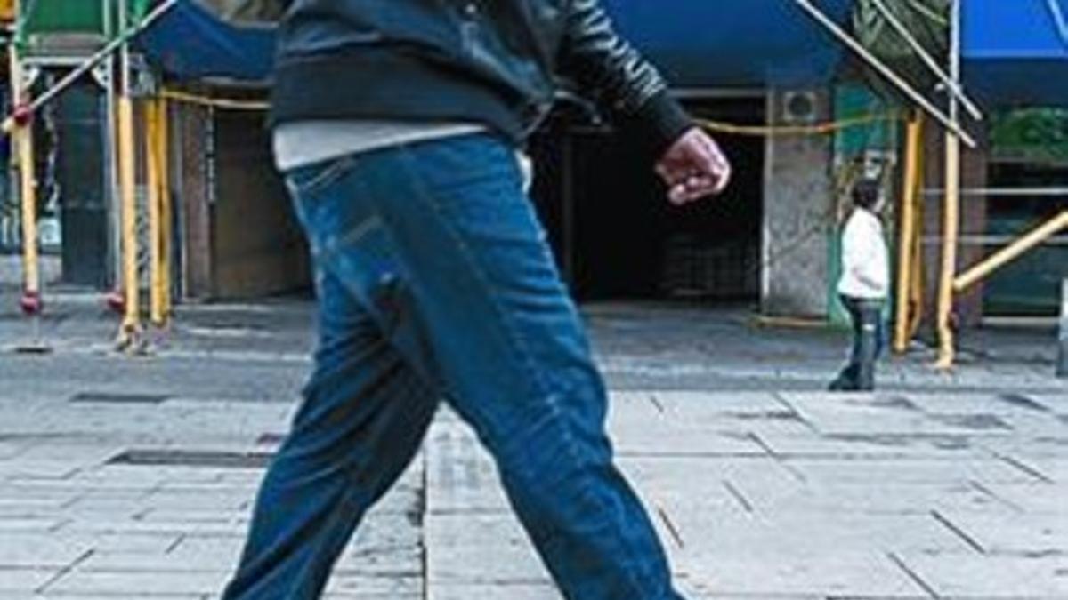 Tarima quemada (izquierda) y un perro paseando en una zona en la que está prohibida su entrada (derecha).