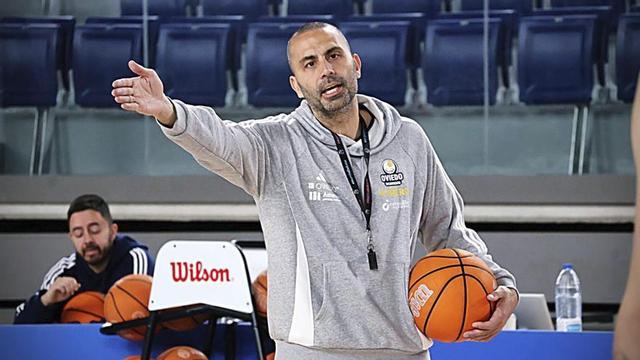 Javi Rodríguez, en el entrenamiento de ayer en el Palacio de los Deportes de Oviedo.  |