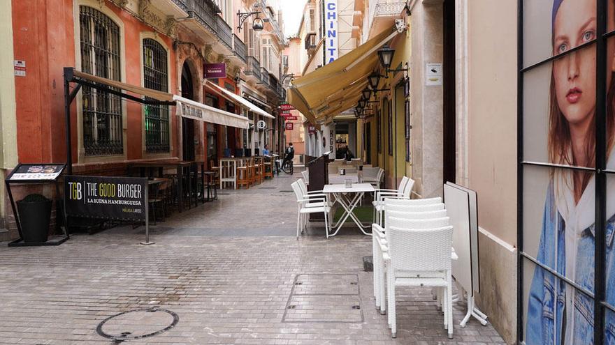 Las terrazas de algunos negocios hosteleros del Centro de Málaga estaban prácticamente vacías.