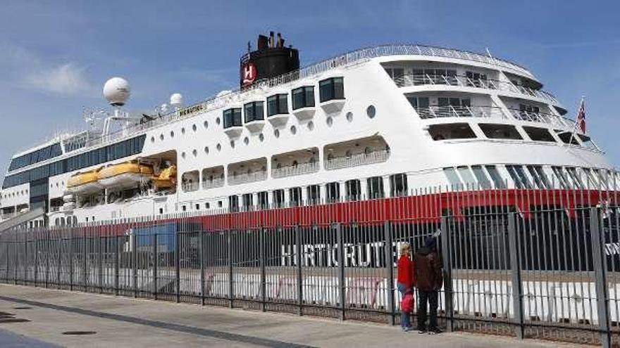 El crucero de expedición noruego &quot;Midnatsol&quot;, ayer. // José Lores