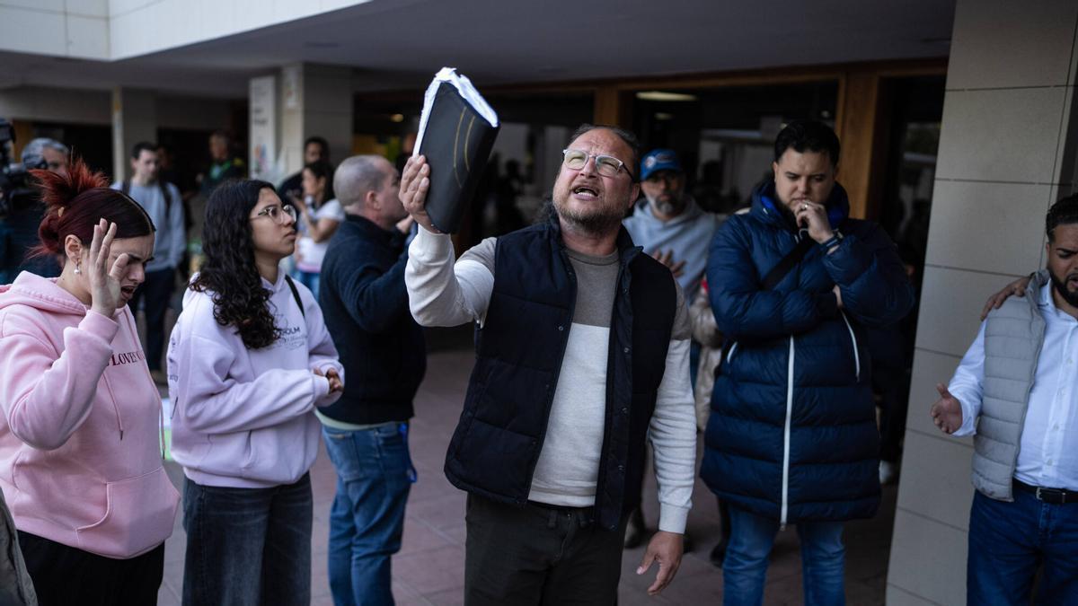 Rezos evangélicos el 26 de marzo de 2026, momentos antes de la eutanasia de Noelia