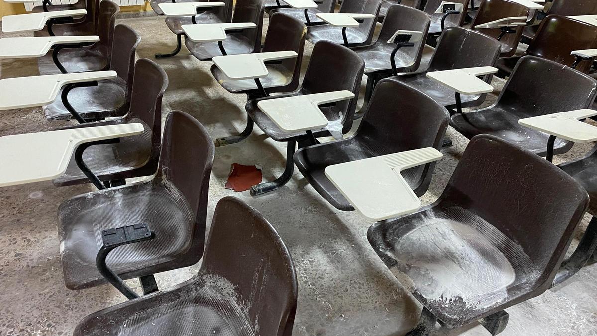 Sillas rotas y llenas de polvo en el salón de actos del instituo Elcano