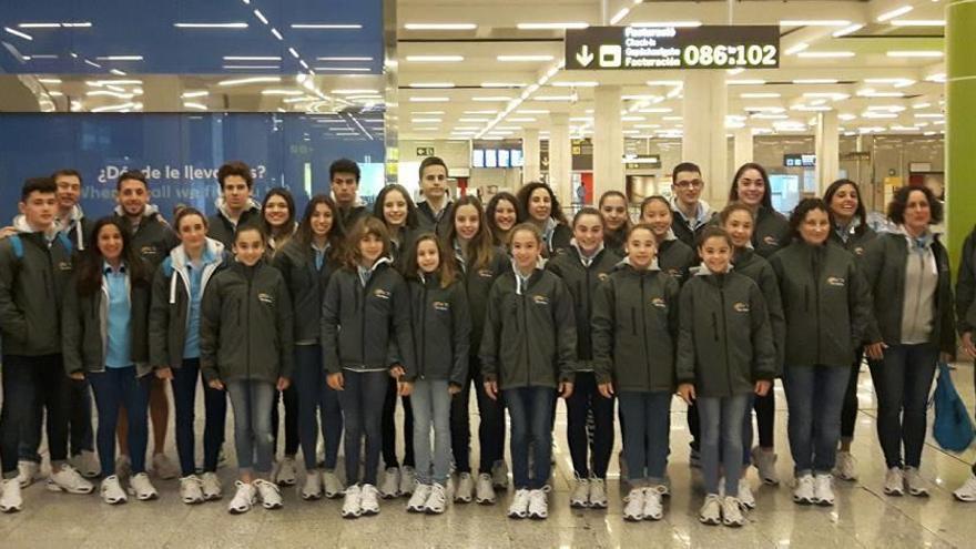 Los componentes del Xelska ayer en el aeropuerto con destino a Guadalajara.