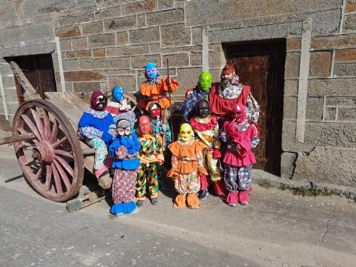 Participación de niños en el carnaval tradicional de Villanueva de Valrojo.