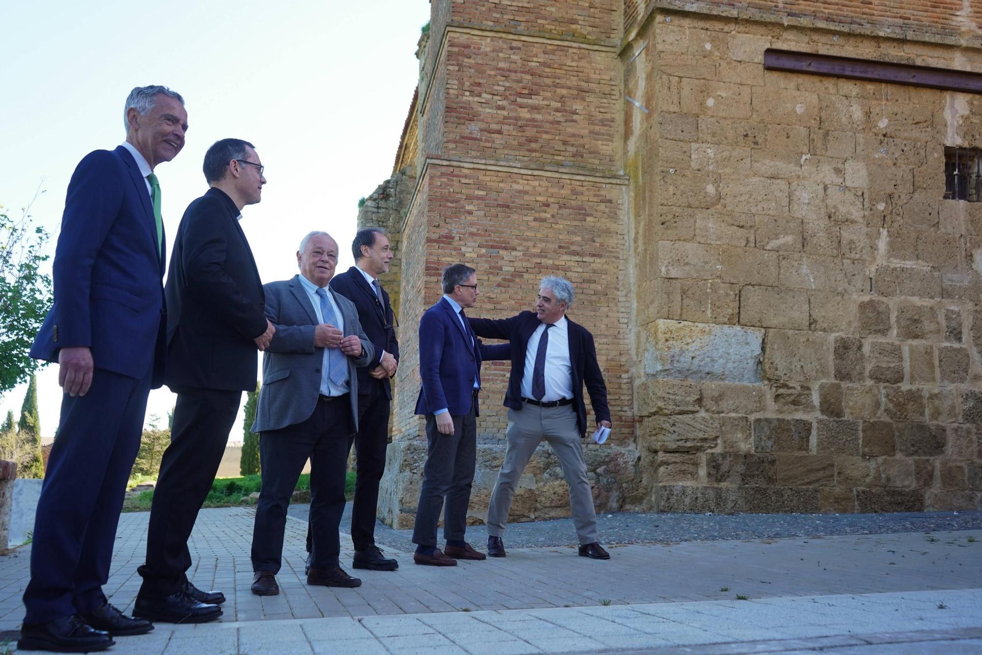 GALERÍA | La torre de la iglesia de Castroverde de Campos vuelve a brillar