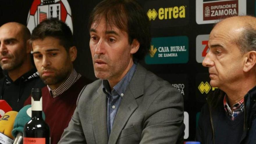 Carlos Tornadijo, en el centro, junto a sus compañeros en el nuevo equipo técnico del Zamora CF.