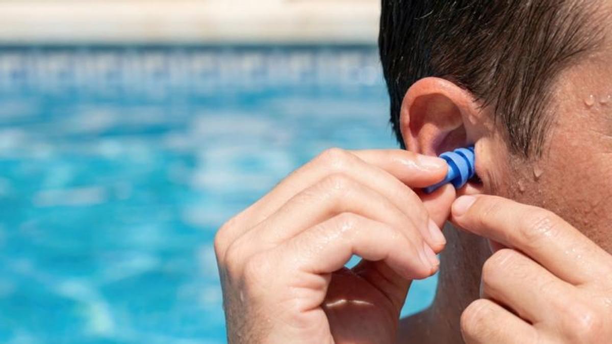 en verano hay que usar tapones para los oídos «igual que protegemos la piel del sol»