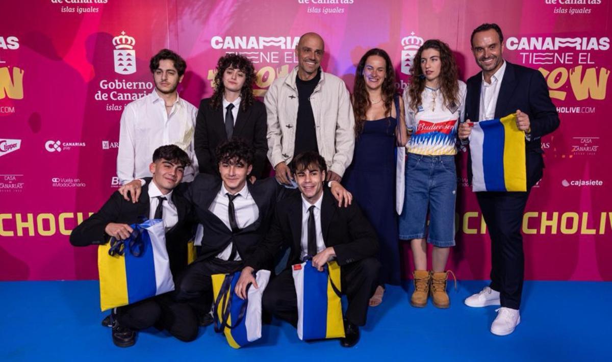 La bandera canaria se dibujó durante el lanzamiento de ‘La farola’, la colaboración entre Julia Rodríguez y Ale Acosta.  | JOSÉ NOVELLE