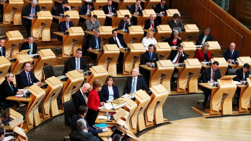 El parlamento de Escocia aprueba pedir a Londres un segundo referéndum de independencia