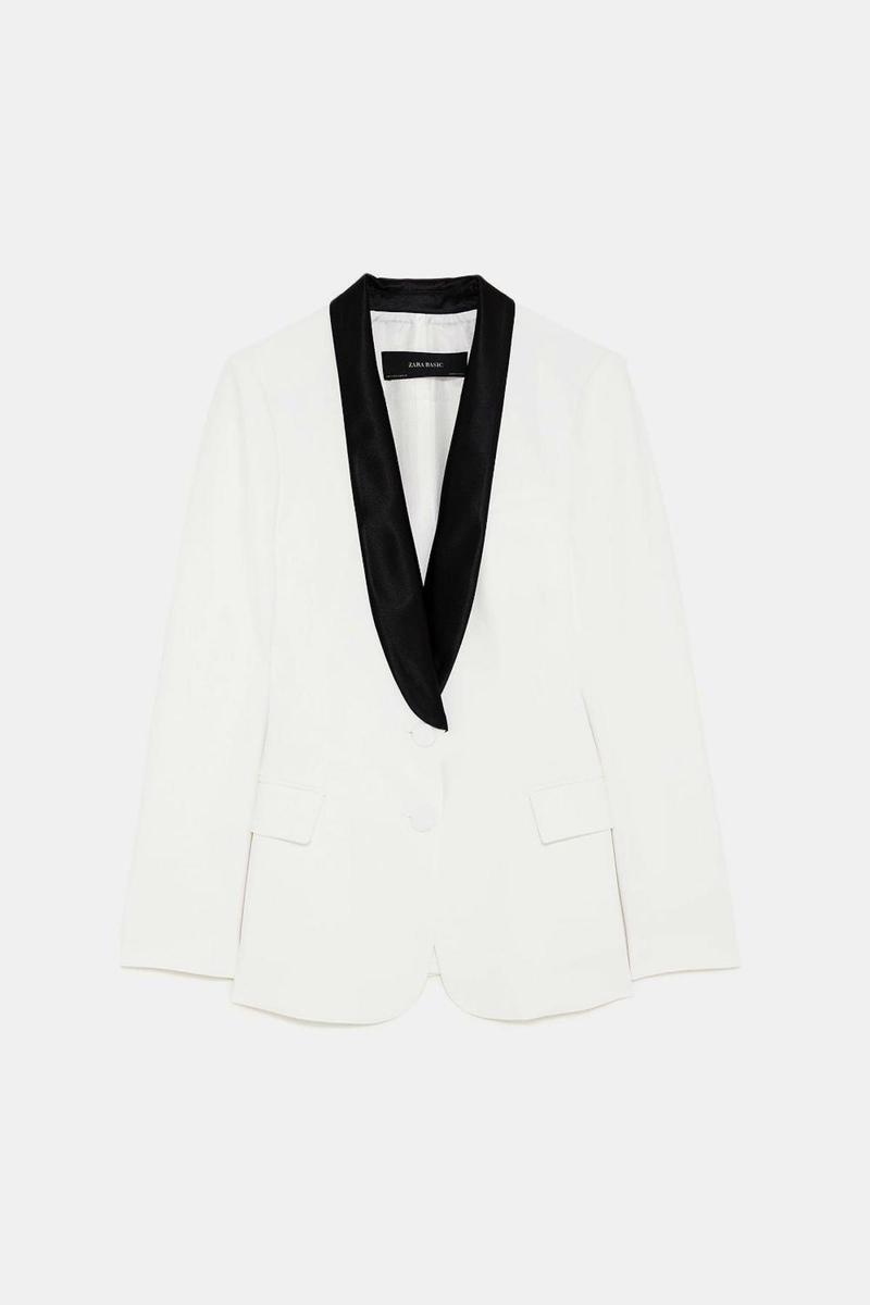 Blazer de Zara en blanco y negro. Precio: 49.95 euros