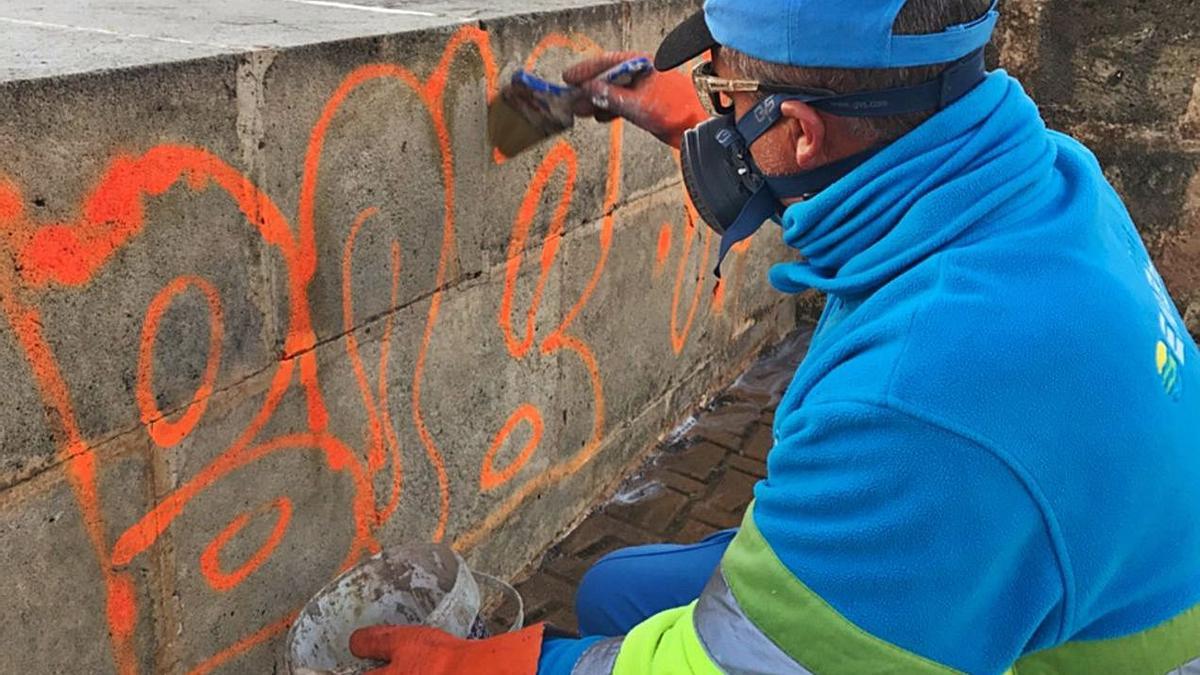 Manchmal werden die Graffiti einfach überstrichen, manchmal kommen Hochdruckreiniger oder Farbverdünner zum Einsatz.