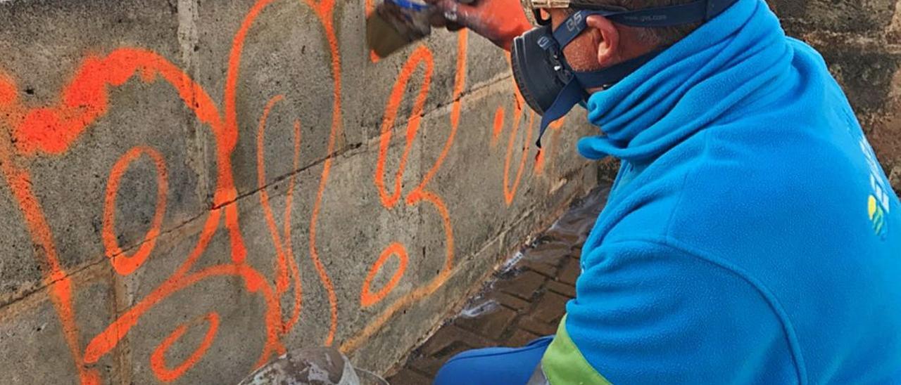 Manchmal werden die Graffiti einfach überstrichen, manchmal kommen Hochdruckreiniger oder Farbverdünner zum Einsatz.