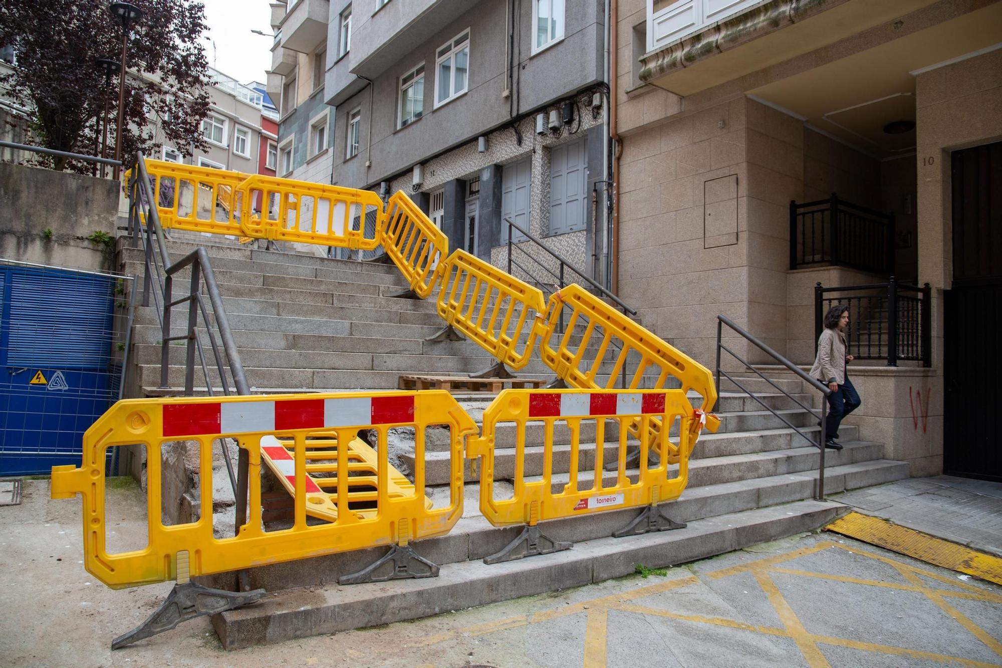 Comienza la instalación de ascensores en Pintor Villar Chao, en Os Castros