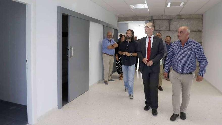 El conselleiro Almuíña y el alcalde Andrés Iglesias supervisaron ayer las obras del centro de salud. // FdV