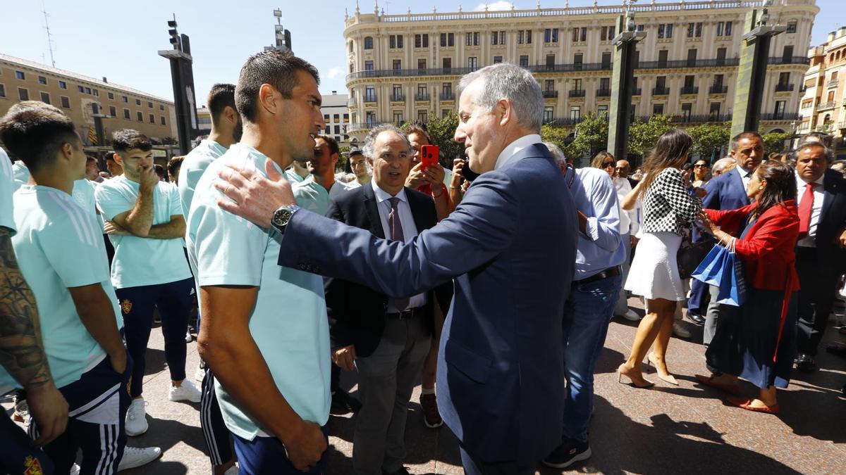 Zapater y Jorge Mas se saludan en la Plaza del Pilar